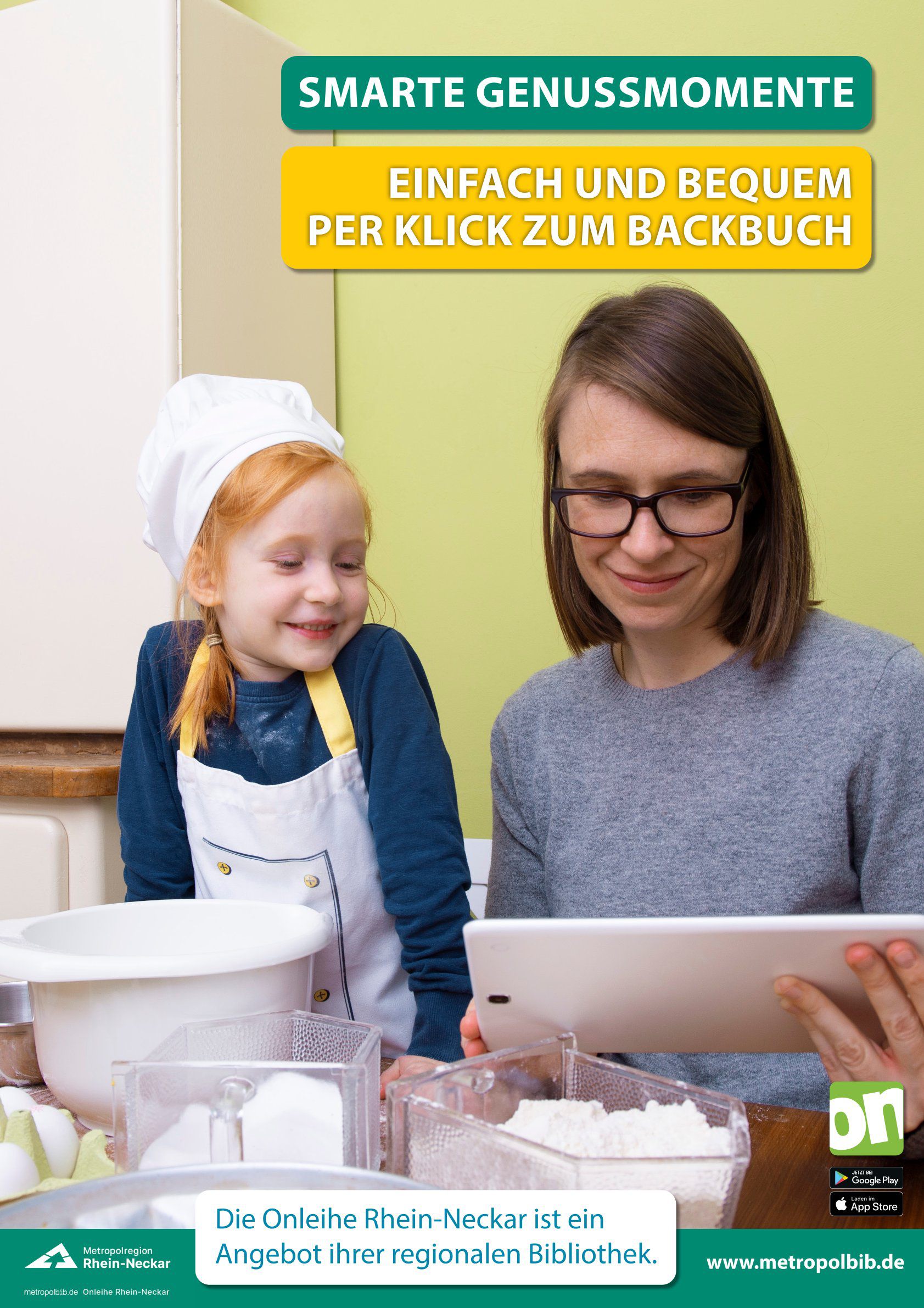 Mutter und Tochter mit Tablet beim Backen