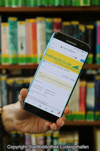 Smartphone mit metropolbib vor Bücherregal