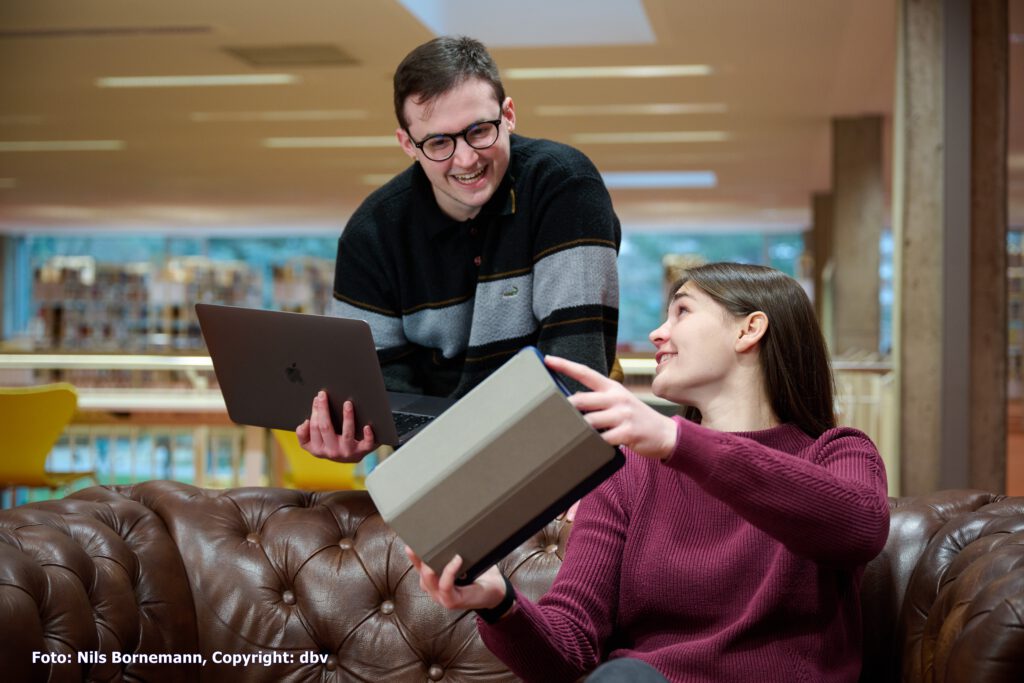 Frau und Mann nutzen digitale Medien in der Stadtbücherei