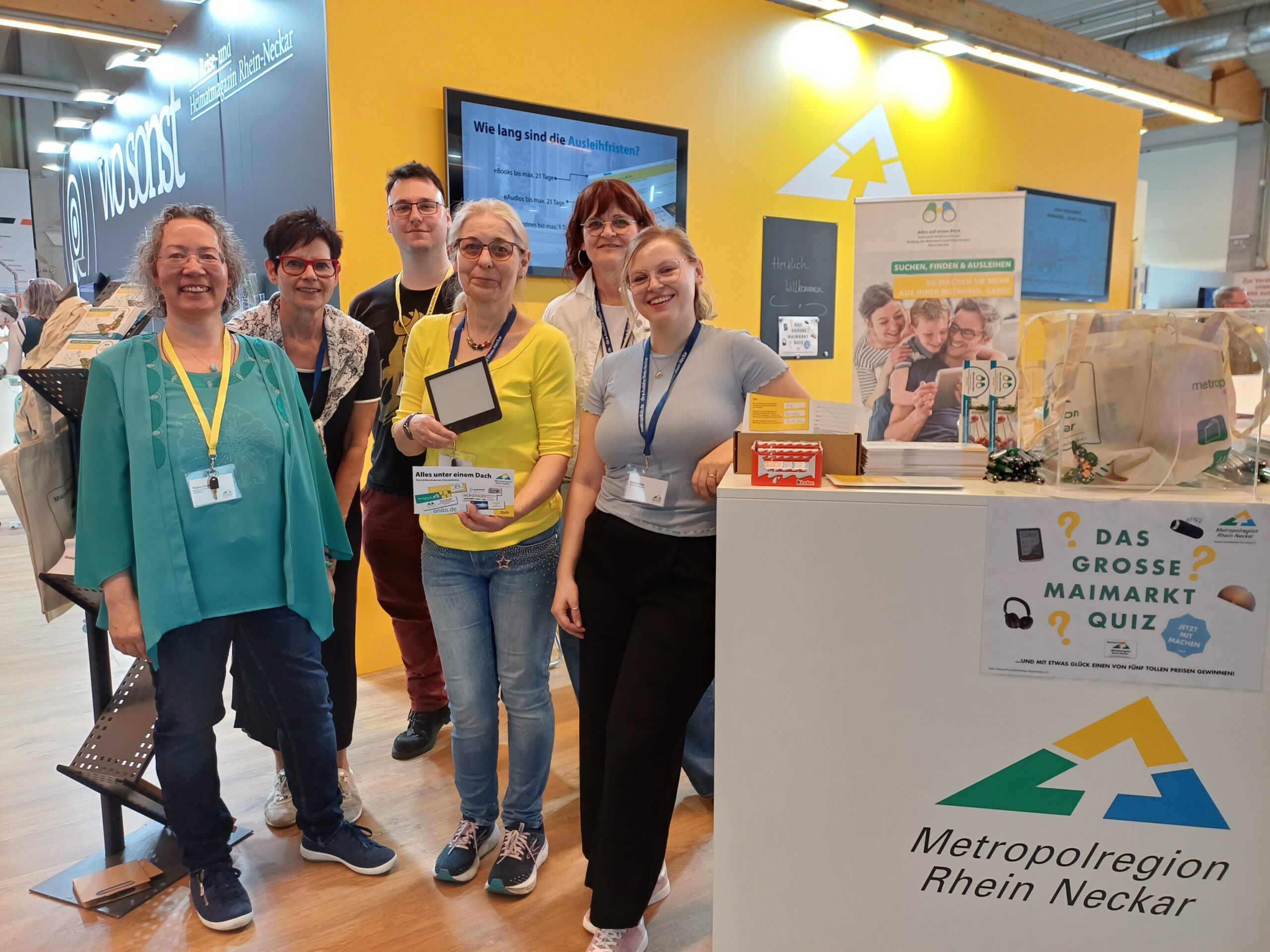 Metropol-Card-Bibliotheken Rhein-Neckar auf dem Mannheimer Maimarkt 2024 Gruppenfoto