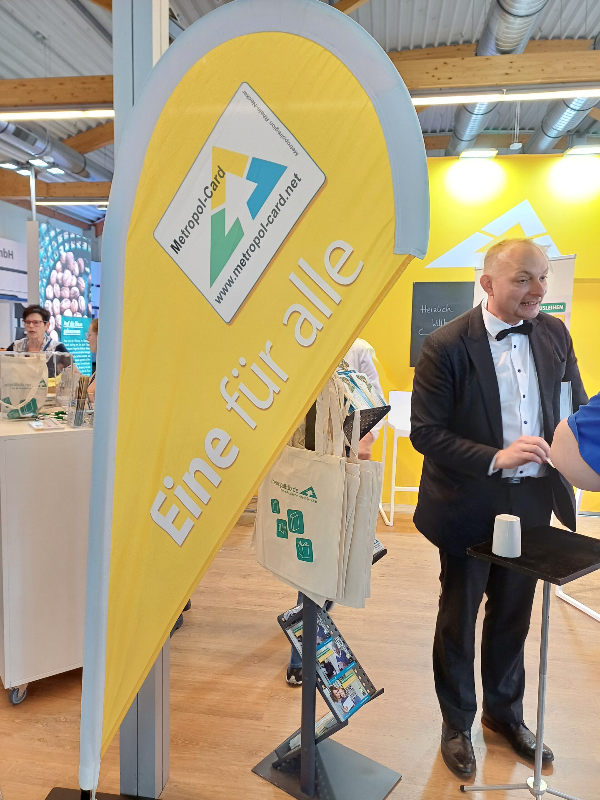 Metropol-Card-Bibliotheken Rhein-Neckar auf dem Mannheimer Maimarkt 2024 Daniel Schirner alias Maximus der Magier in Aktion