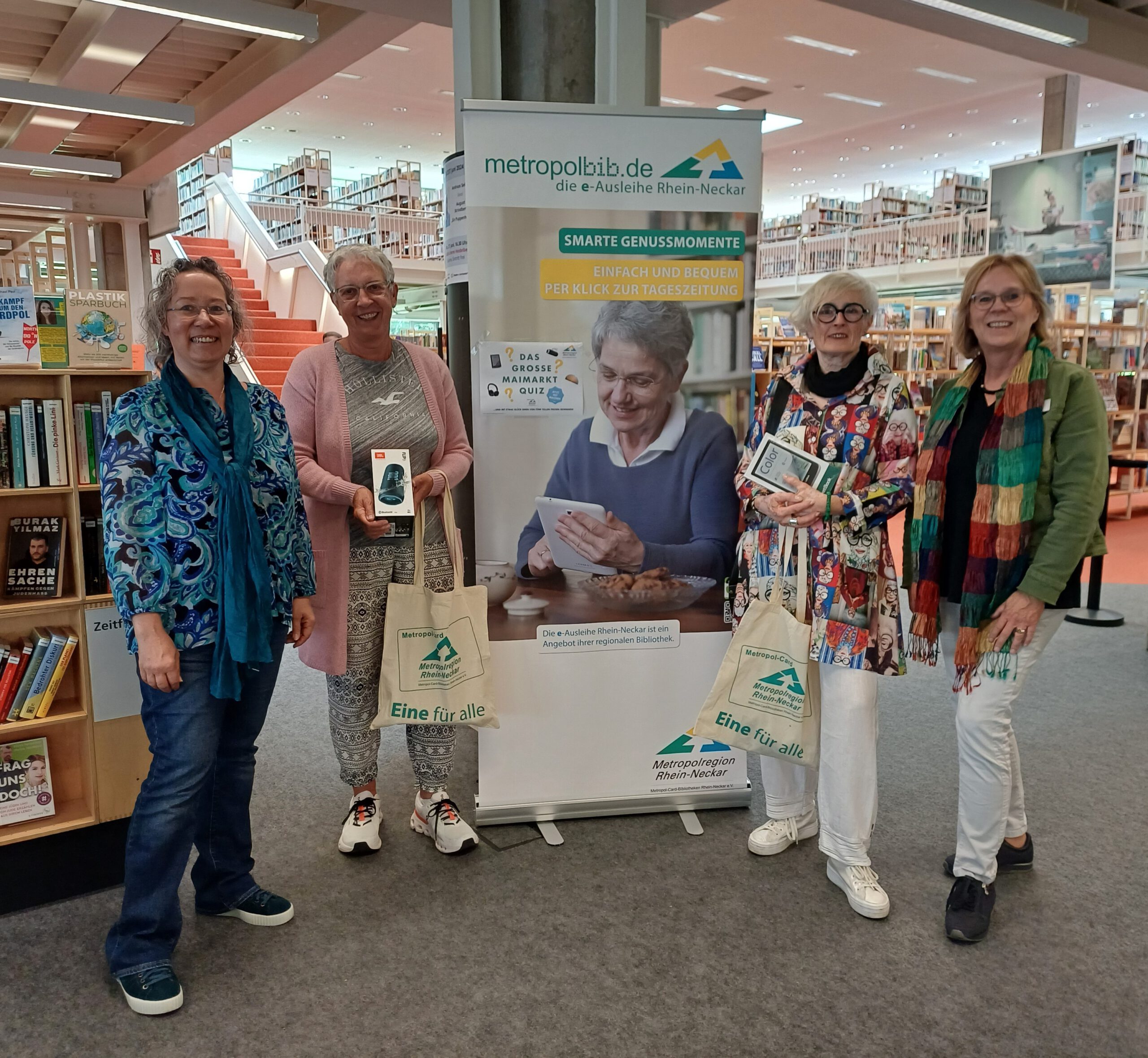 Gruppenfoto in der Stadtbücherei Heidelberg Übergabe der Preise 1 und 2 an die Maimarkt-Verlosungsgewinnerinnen